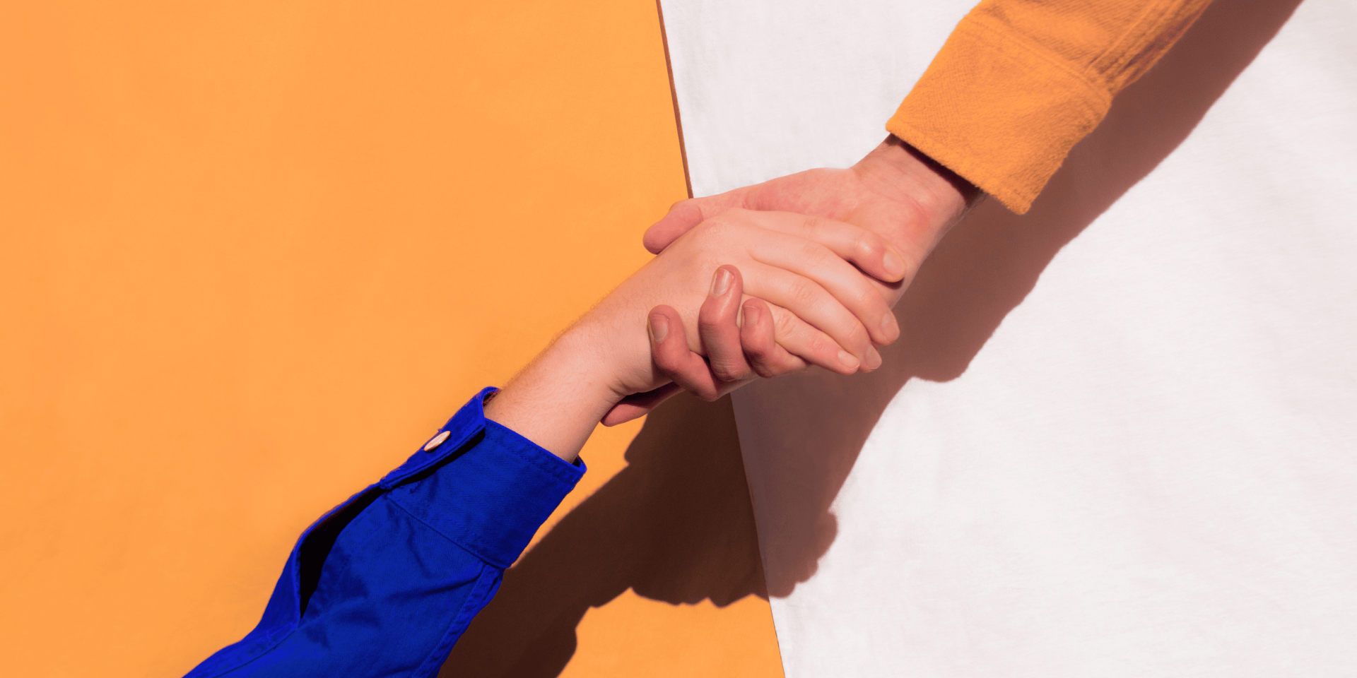 Eine Hand hilft der anderen - wie im LEADING Media Helpcenter